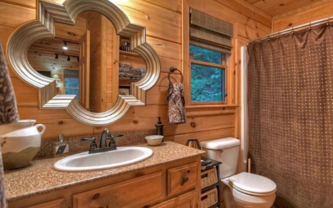 Bathroom with custom finishings